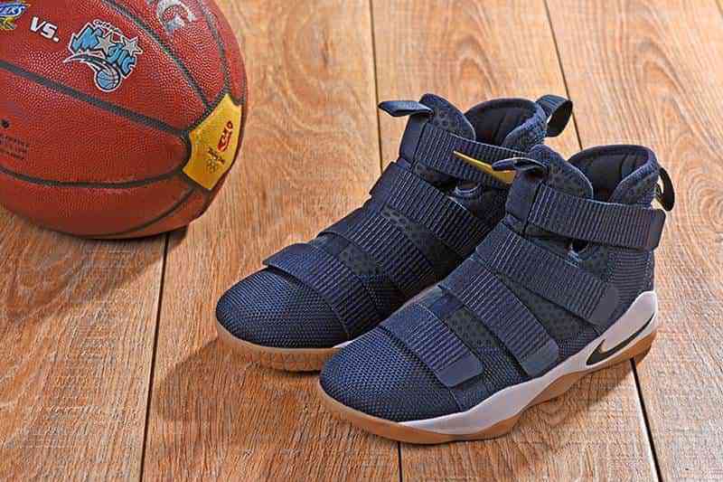 basket lebron james nike,lebron james cheveux,lebron james 61 point game